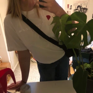 Champion t-shirt - En näst intill oanvänd Champion t-shirt, storlek M men oversize i modellen. Den är enkel men ändå snygg och enkel att styla. Den är i mycket bra skick. Kan mötas i Göteborg annars står köparen för frakt 😊