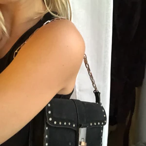 Zara väska - Svart zara väska, lite sliten i låset annars bra skick. Går att vira upp om man vi ha bandet kort som på bilden!😊