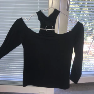 Tröja i strl XS - Svart off shoulder tröja med fina detaljer, storlek XS med väldigt fin passform. Säljes för 149kr + frakt.