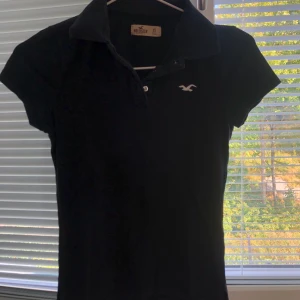 Hollister piké tröja. Strl XS - Hollister piké tröja i storlek XS. Marinblå, bra passform. 150kr + frakt.