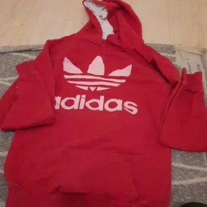 Äkta addidas - Äkta addidas tröja röd.Tröjan är röd