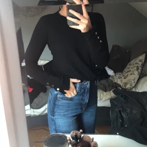 Finstickad tröja - Svart finstickad tröja med guldiga knappar. Storlek S. SUPERSKÖN! Skriv för fler bilder. Köpare står för frakt