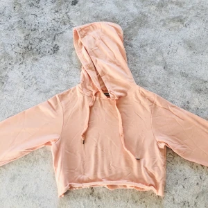 Kort tjocktröja strl XS - Ljusrosa luvtröja från bikbok i storlek XS. 100kr+frakt