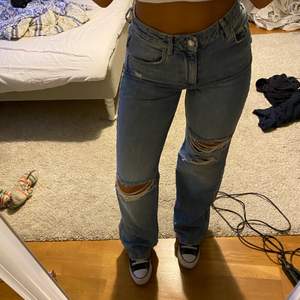 Raka populära jeans från Zara, aldrig använda. Säljer då jag råkade köpa 2 par! Är ca 166cm lång. Skriv för fler bilder eller frågor! 