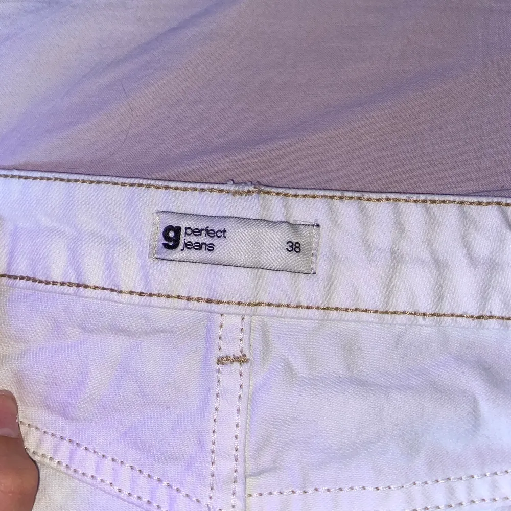 Super fina vita jeans🤍 knappt använda💜 köparen betalar frakt 📦 . Jeans & Byxor.