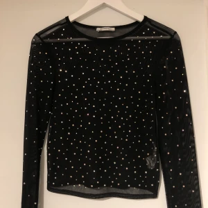 Mershtröja med glitter  - En fin mershtröja med glitter på framsida och armarna, från Zara i strlk XS. Nästan aldrig använd så är i bra skick. ❣️köpare står för frakt✨