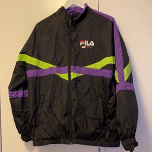 FILA vindjacka! - En svinsnygg vindjacka från FILA! Sparsamt använd. Nypris 700kr. Frakt tillkommer! 