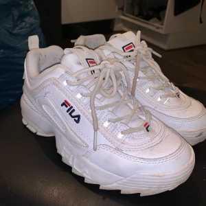Fila Disruptor Low i storlek 37! - Använda Fila skor men som jag nu aldrig använder därav säljer. Ändå rätt bra skick. 200 kr, inte inkluderad frakt behöver veta vikten först. 