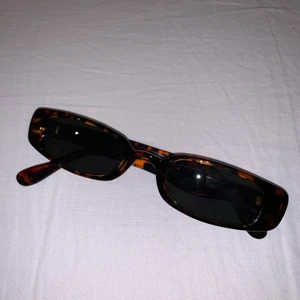 Trendiga solglasögon från märket Zign på Zalando! - Snygga och trendiga solglasögon. Nästan aldrig använt så i bra skick. 139 kr inkluderad frakt.