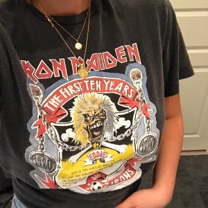 Iron Maiden t-shirt - Längre oversized t-shirt med Iron Maiden tryck. Urtvättad look. Köpt på Urban outfitters.