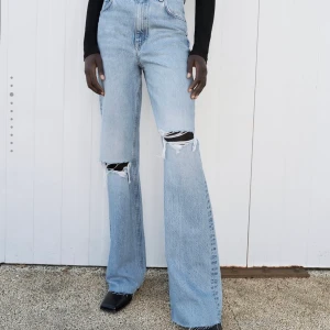Jeans  - Säljer dessa jeans ifrån zara! Använda 2 gånger! Storleken är 42, men små i storleken (sitter bra på mig som har 38/40) (jätte snyggt att ha lite oversize jeans också) säljer för 300kr! 