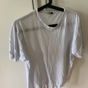 T-shirt - Snygg enkel vit t-shirt från Lager 157