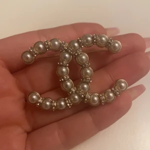 CHANEL BROUSH - ⭐️Intressekoll⭐️ en jättefin äkta Chanel broush som jag använt på många mina plagg och fått sjukt många fina komplimanger 🎀 Se bilder där stämpeln finns på baksidan. Jag står för frakten när rätt och seriös person dyker fram. Går bra att hämta på plats också. Eftersom jag förstörde kvittot har jag inte kvar den därför har jag ett lägre pris. Nypris: 5000-7000kr mitt pris är lägre. 