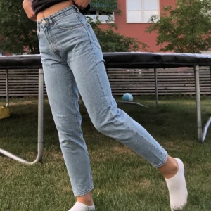 Zara jeans - Mom-jeans från zara! Bra kvalite och inte så slitna,  säljer pga för korta på mig (172) annars helt perfekta mom jeans som passar till allt🥰