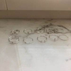 Fina ringar✨✨ - Jag säljer dessa ringar från hm som knappt är använda. 5 kr/st eller 40 kr för alla. Frakten är gratis.💖💖