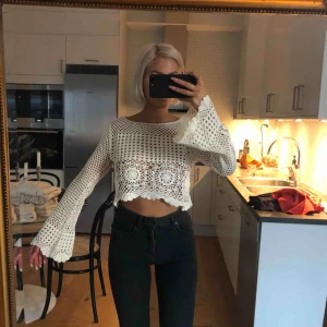  - Virkad tröja med vida armar 