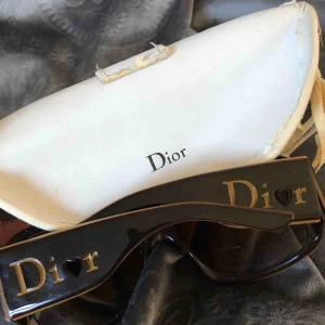  - Säljer mina dior solglasögon, inköpta för ca 10 år sedan. Använda MAX 3 gånger, då jag inte tycker att jag passar i formen.  Nypris: 4000kr