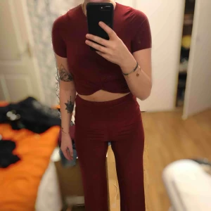  - Ett vinrött set men vid byxa och en croptop. Använd 1 gång. Byxorna är mycket rörliga och de sitter snyggt runt rumpan. Köpare står för frakt. 