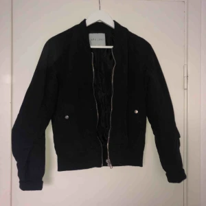  - Basic bomberjacka, går lätt att styla upp som att styla ner 