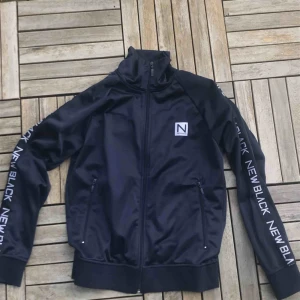  - Skön tröja från New Black i bra kvalité, sparsamt använd. Är XS, men unisex så lite mer som en S. Kan mötas i Gbg eller köpare står för frakt!   