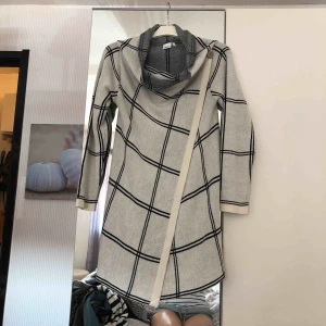  - Lång varm kofta. Frakt tillkommer