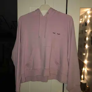 Ljus rosa hoodie från Monki. Är i storlek M men passa också L. Är lite cropad men är inte jätte kort. Inte jätte tjock vilket är perfekt nu till våren! Köparen står för frakten, kan mötas upp i Lund 