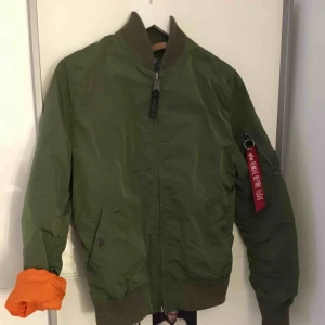  - Militärgrön bomberjacka från alpha industries. Använd ett fåtal gånger, den är i princip i nyskick. Köpt på Carlings för ungefär 1500 för ett år sedan. Den är i storlek L men den är vääääldigt liten för sin storlek, skulle säga att den passar en S-M