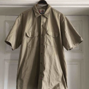  - Skjorta från Dickies i trevligt skick. Kan hämtas i Uppsala eller skickas mot fraktkostnad 