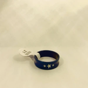  - Snygg blå ring i rostfritt stål med stjärnor! Riktigt snygg!  Frakt 10kr