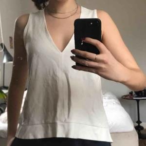  - Fint V-ringat linne från Zara i storleken small. Sparsamt använd!💕 köpare står för frakten