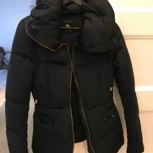 Dunjacka - Kort dunjacka från Zara. Använd 5-6 ggr. Säljs pga för lite för mig. 