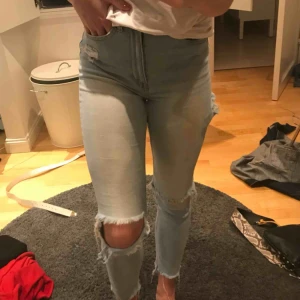  - Super sköna och snygga högmidjade jeans från Gina! Supersnygga slitningar och i bra skick!