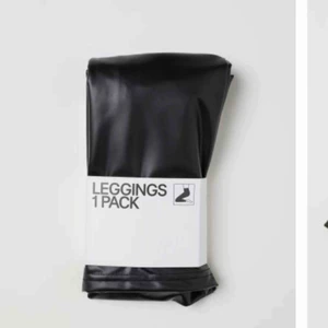  - Ett par väldigt fina leggings från H&M med skinn imitation. HELT OANVÄNDA! Säljer pga köpte fel storlek. Passar till väldigt bra till fest!