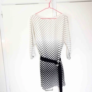  - Klänning i viskos från Mango.