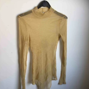  - Gulglittrig body med string. Uppknäppning finns. Seetrough och så snygg att ha till festligare tillfällen✨