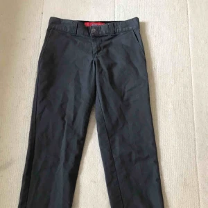  - Gråa Dickies byxor jättebra skick har använt dem runt 2-4 månader, anledning till försäljning är för att dem blev för små i midjan. Frakt 35kr  