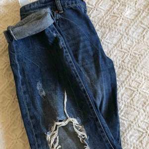 Säljer mina boyfriend jeans nästintill aldrig använda. Köpare står för frakt 
