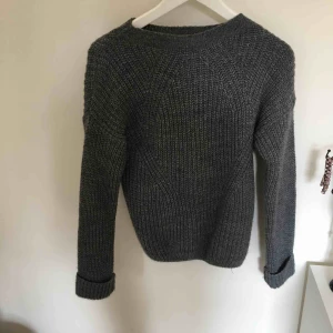  - Mysig grå stickad tröja Aldrig använd Pris kan diskuteras  Kan frakta eller mötas upp i Göteborg  