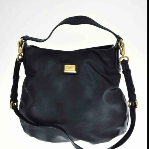  - Säljer en utav mina Marc Jacobs väskor då den inte kommer till användning. Köptes på second hand för märkes varor.  Fint skick.