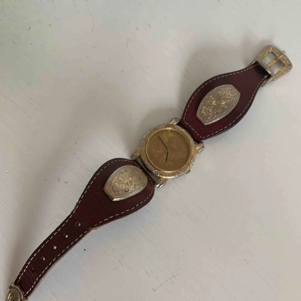 Vintage-klocka i brunt läder och guld Behöver nytt batteri Skickas mot fraktkostnad. Accessoarer.
