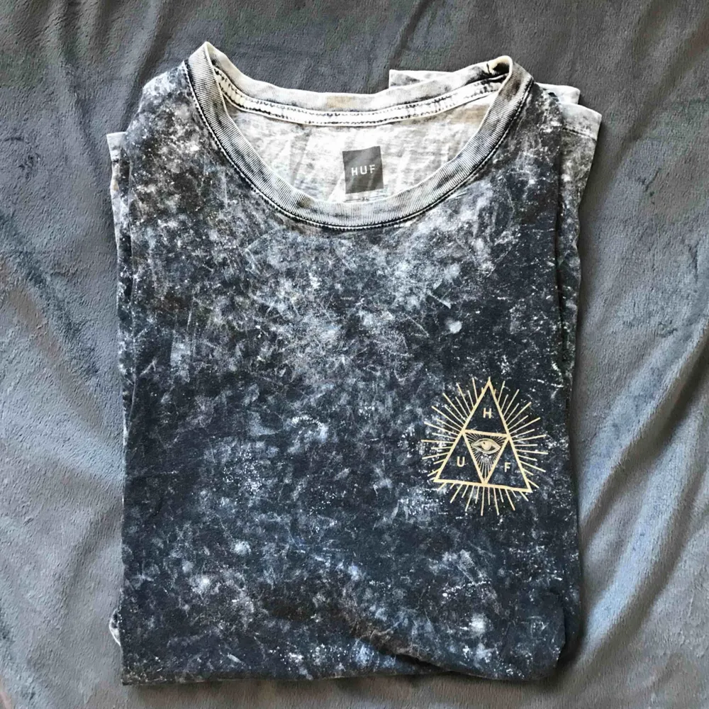 Kortärmad asfet tröja från HUF. Jag har använt den som T-shirt klänning (är 169), vore även snygg croppad!. T-shirts.