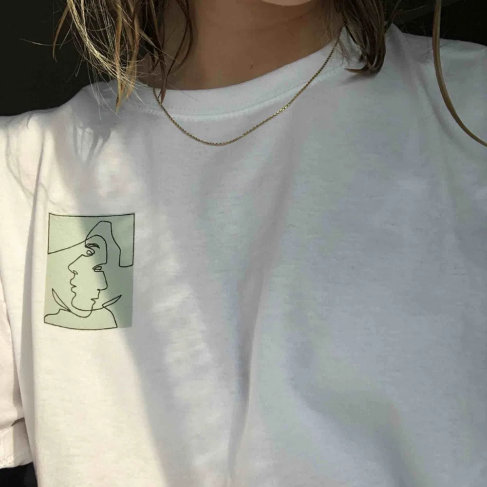 T-shirt av @semi.uf. Finns i storlekarna s-xl, bär en M på bilden. Tröjan är unisex och för varje köpt tröja skänks 20kr till organisationen Mind 💘💘 Frakt på 50kr. T-shirts.