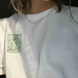  - T-shirt av @semi.uf. Finns i storlekarna s-xl, bär en M på bilden. Tröjan är unisex och för varje köpt tröja skänks 20kr till organisationen Mind 💘💘 Frakt på 50kr