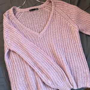  - Helt ny stickad tröja som aldrig har använts! Ge bud🦋