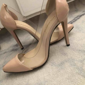  - Jag har storlek 37 och de passar men väldigt tajt. De är en 35-36 skulle jag säga. Färgen är riktigt beige/nude och inte rosa som på bilden