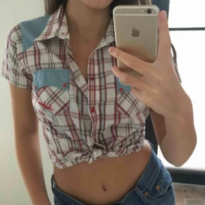  - Skjorta från Lee. Det är barnstorlek men passar den som brukar ha S :)