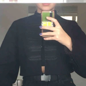  - Konduktörs jacka från Zara, några knappar har lossnat. Kan mötas upp i stockholm, annars står köparen för frakten. Betalning med swish