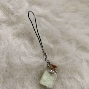  - hängsmycke, finns i Odenplan Stockholm, 10kr för porto.