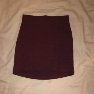  - Vinröd tubkjol, bra skick