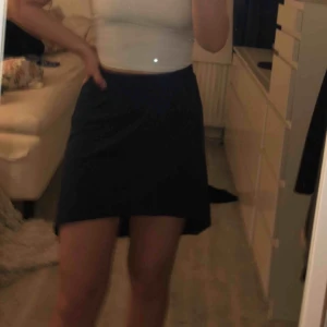  - Marinblå kjol, längre bak, bra skick